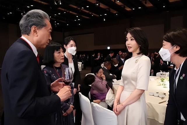 韩总统夫妇亮相看电影真甜！金建希穿千鸟格，抱着爆米花真像少女 - 11