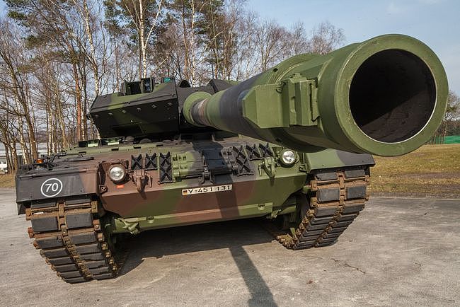 有多少国家装备德国豹2坦克？这个横跨欧亚两洲的国家拥有300辆 - 12