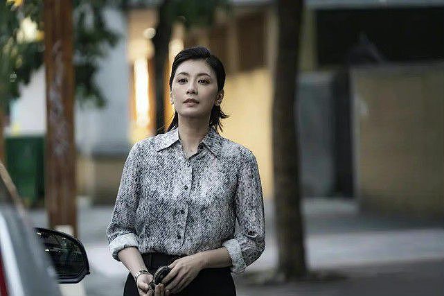 贾静雯要在海外爆火新片竞选奥斯卡，她穿职场装比刘涛袁泉更舒服 - 5
