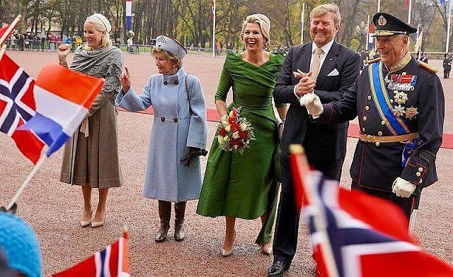 50岁荷兰王后闪耀挪威！为了斗艳硬穿晚礼服，穿一字肩绿裙好高贵 - 9
