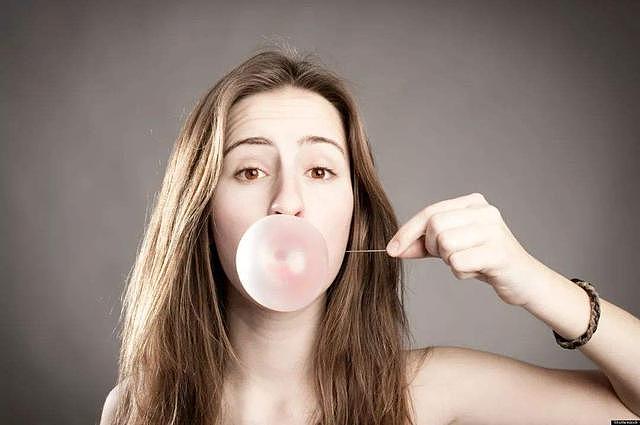 原来泡泡糖吃进肚子里，是真的不会被消化，但也不是待七年 - 3
