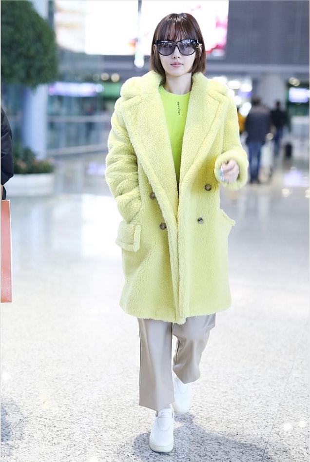 张嘉倪像是“没长大”，身穿嫩黄色外套好显嫩，看着挺有少女感 - 3