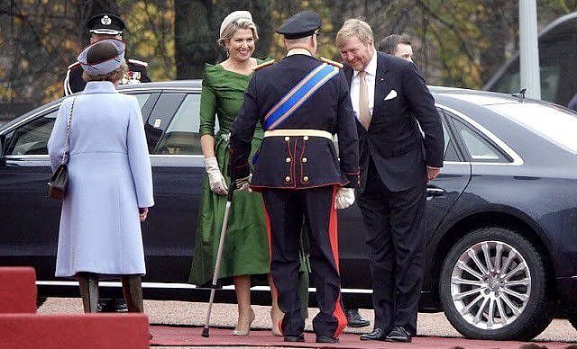 50岁荷兰王后闪耀挪威！为了斗艳硬穿晚礼服，穿一字肩绿裙好高贵 - 10