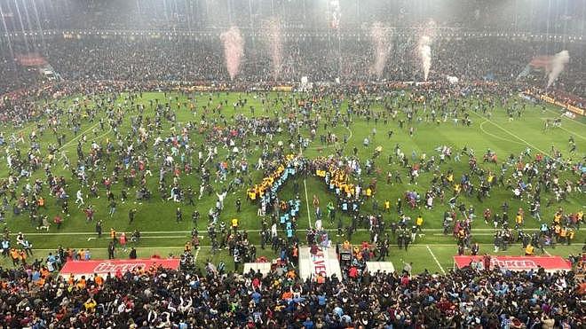 震撼！特拉布宗夺冠后，大量球迷涌入球场庆祝 - 2