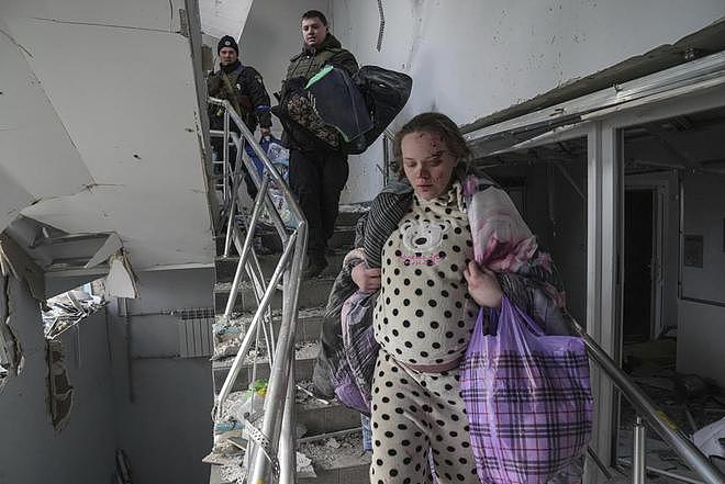 乌克兰妇产医院被空袭的“猫腻”，当事孕妇否认：记者来的飞快 - 2