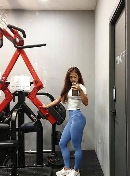 24岁韩国姑娘酷爱健身，打造迷人身材曲线，“蜜蜂腰”惹人羡慕 - 4