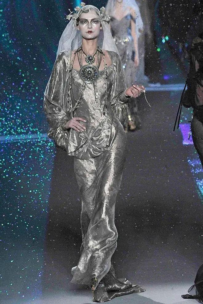 从爱死机《吉巴罗》中窥见那个极尽华丽的“黄金”时尚年代 - 46