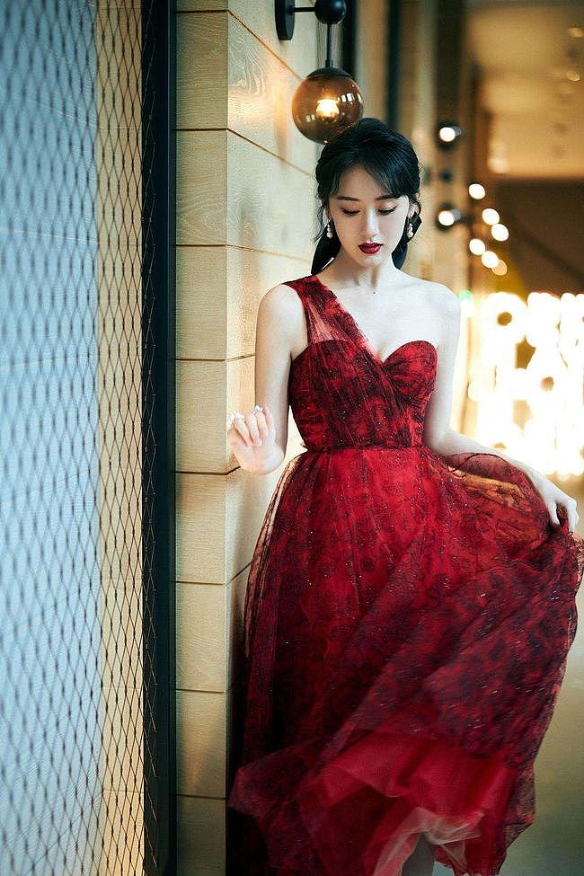 袁冰妍的脸蛋可不短，小红裙搭配却有点小家子气，没穿出来精致感 - 8