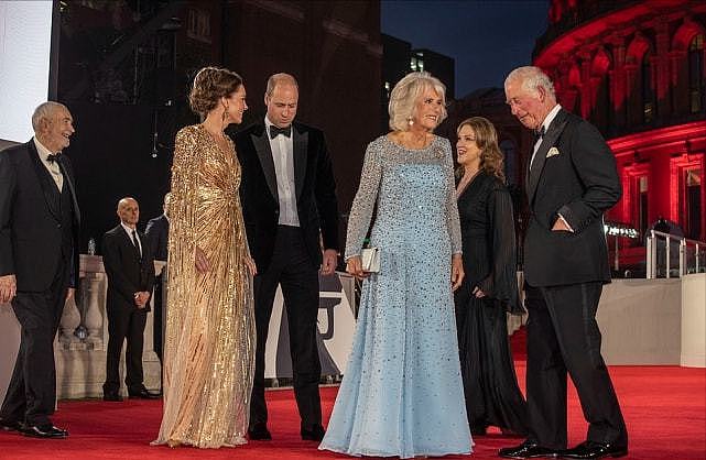 英王室婆媳红毯比美！卡米拉星空裙显水桶腰，凯特穿黄金战袍绝了 - 1
