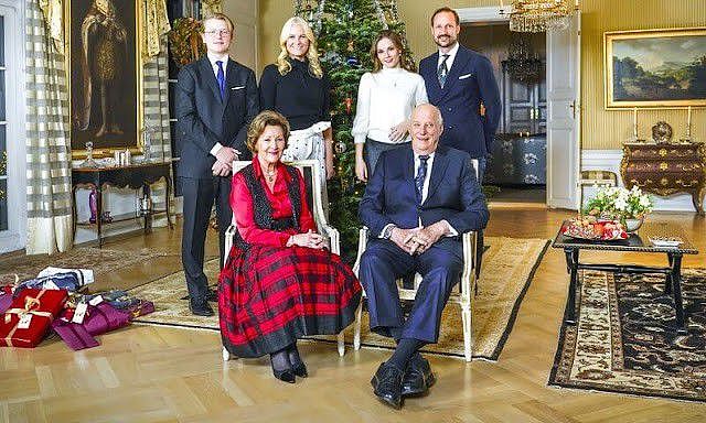 挪威王室的全家福曝光！17岁王储公主变美了，可惜没84岁奶奶会穿 - 1