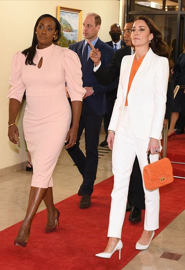 牙买加总统夫妇接待凯特威廉！第一夫人穿粉裙，凯特一身裤装输了 - 3