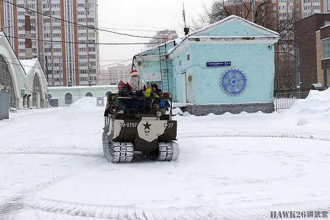 在雪地上撒点野：俄罗斯一博物馆开出古董运输车 拉着孩子们兜风 - 7