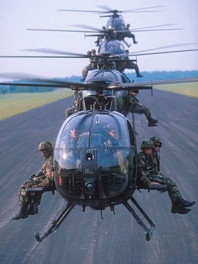 受限于空间，还是独特战术？为何美国特种兵会坐在直升机两侧？ - 6