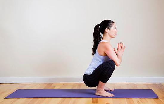 瑜伽蹲式：就这1个动作，每天5分钟，补充气血，改善全身柔韧性 - 4