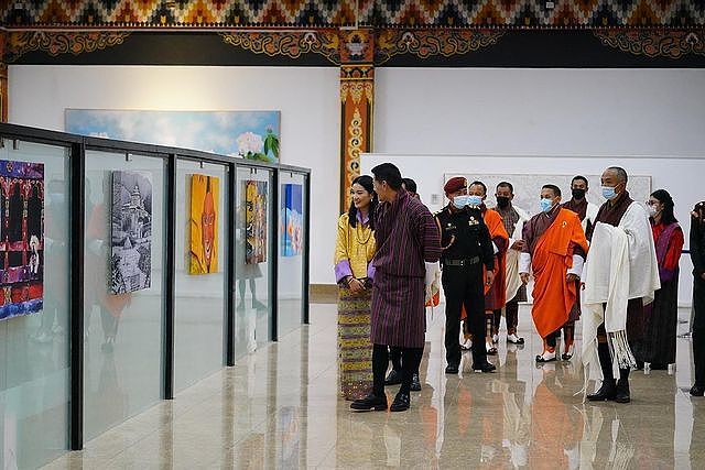 不丹王后单独营业太闪耀啦！传统紫裙好惊艳，和国王感情越来越好 - 11