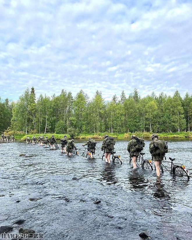 集腋成裘：豹2坦克驾驶员工作环境 芬兰自行车部队露大白腿过河 - 11