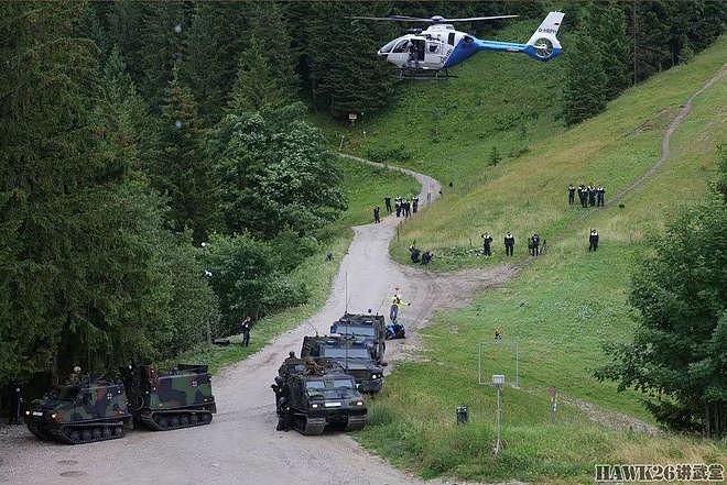 德国军警举行联合反恐演习 搜剿逃入山地的恐怖分子 装甲车很重要 - 18