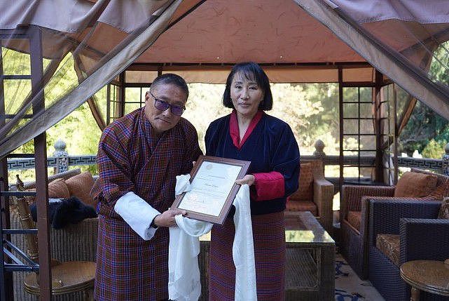 63岁不丹王母以新发型亮相及耳波波头露巴掌大脸，蓝红配好庸俗 - 3