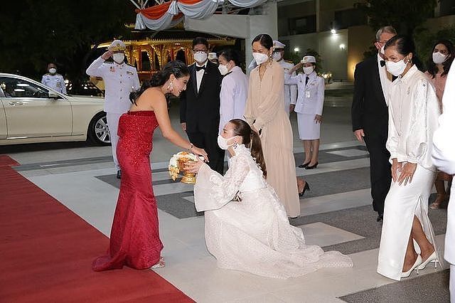 泰国55岁华裔富婆太仙了！穿白纱裙亮相皇家音乐会，比诗妮娜还嫩 - 2