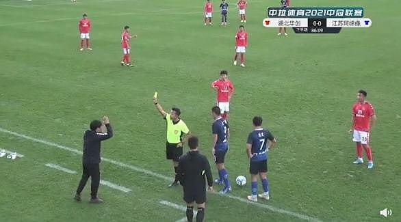 中国足球奇葩一幕：主帅下黑脚，绊倒对方球员！裁判只给黄牌 - 2