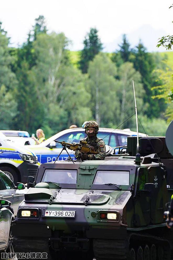 德国军警举行联合反恐演习 搜剿逃入山地的恐怖分子 装甲车很重要 - 9