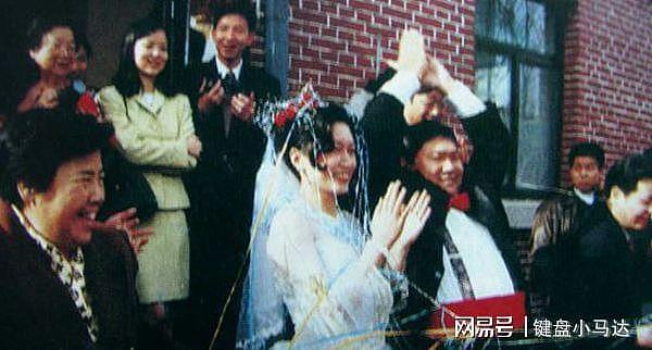 她是毛新宇少将第一任妻子，北大毕业后就结婚，身材高挑颜值动人 - 3