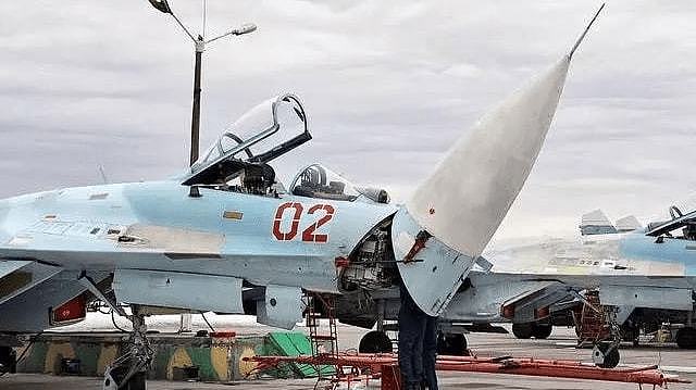 拆卸一架苏-27战斗机的雷达罩给你看里面的设备 - 4