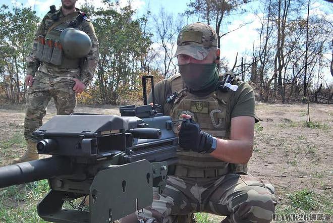 乌克兰侦察兵展示各种武器 美国榴弹机枪 德国手榴弹 瑞典火箭筒 - 2
