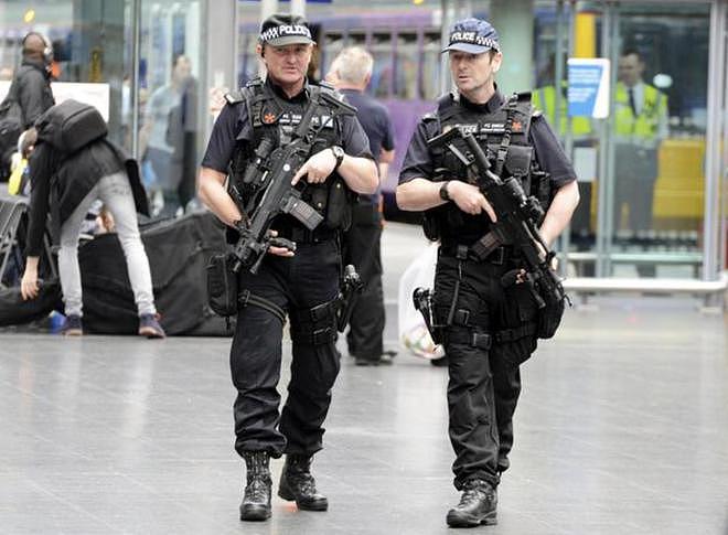 英国警察装备有多好？出门巡逻带两把枪，配置堪比特警队 - 29