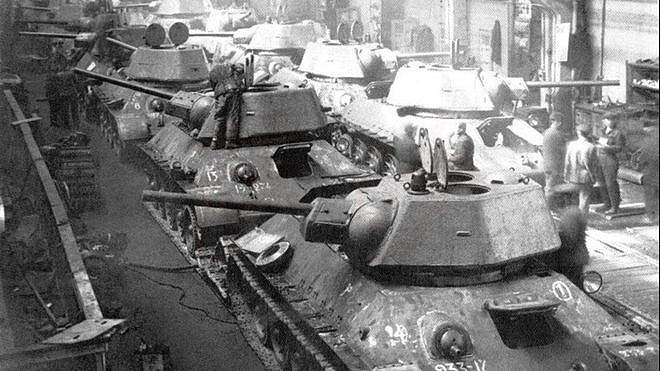 性能优秀的T34为什么战争初期表现很烂？1945年4月25日红军会师 - 9