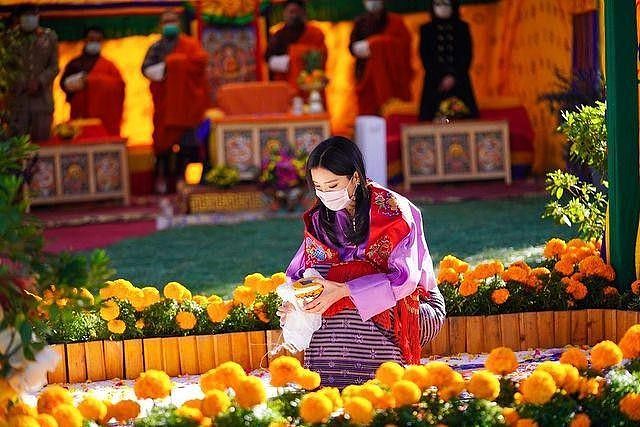 不丹王后的新造型贼仙！一身紫衣走邻家风，气质如天山雪莲般干净 - 6