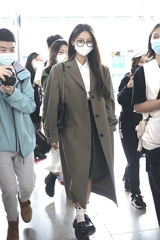 杨超越的颜值不用说，穿搭也很有亮点，灰色大衣打造出韩系学姐范 - 6