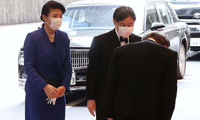 日本雅子皇后夫妇闪耀颁奖礼！穿裹身蓝裙太美，爱子越来越像妈妈 - 1