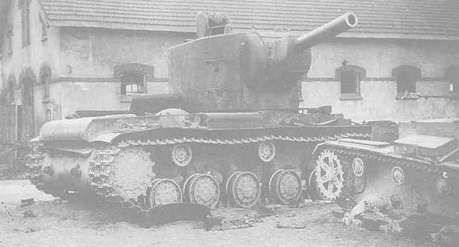 KV-2重型坦克的神话，一夫当关万夫莫开，德军坦克如同蝼蚁 - 4