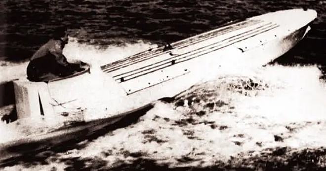 什么叫做海上碰瓷？日本震洋特攻艇，满载炸药撞击美军军舰 - 3
