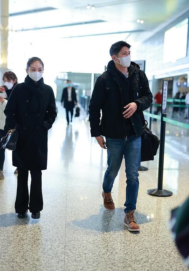 王子文与男友同框走机场，俩人穿的像隔着辈分，低调却挺般配的 - 8