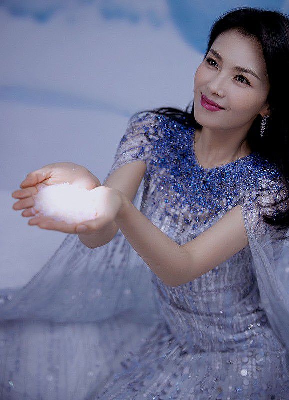 刘涛化身“冰雪公主”，一袭蓝色长裙优雅大气，释放成熟女性魅力 - 7