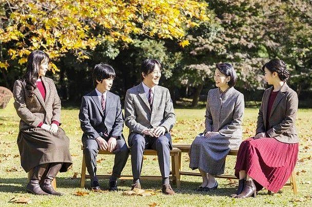日本纪子妃55岁生日新照来了！米色套装好优雅，和文仁亲王秀恩爱 - 2