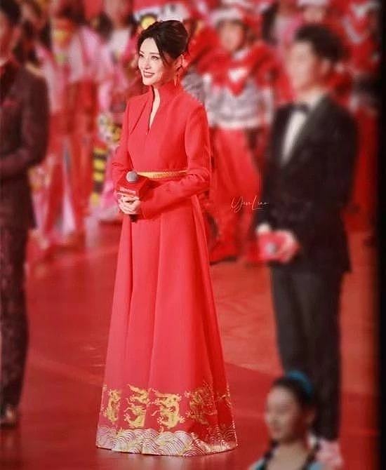 53岁周涛怎么可以这么美！穿中国红金龙礼服造型封神，央视脸绝了 - 11