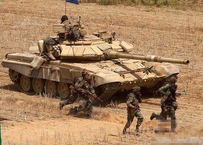 15式轻型坦克的105毫米坦克炮能否击穿T-90S？萨沙问答第91集 - 6