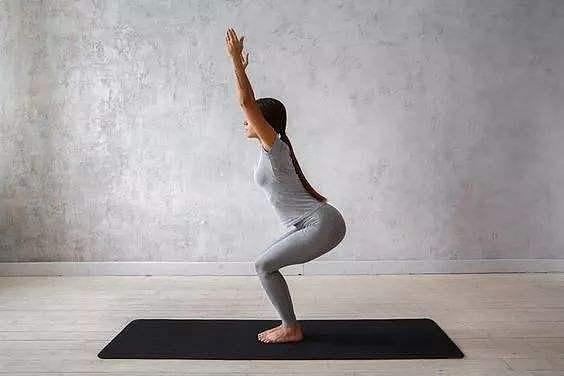 印度美女练习瑜伽15年，柔韧性佳有气质，4个瑜伽体式改善体态 - 6
