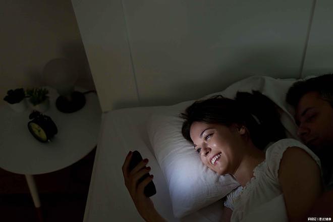 睡前玩手机或能缓解抑郁？但背后这3种缺点，却是实打实的存在 - 1