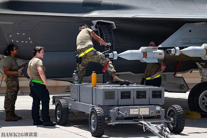 美军地勤人员为F-35A补充弹药 挂载激光制导炸弹 装填25mm炮弹 - 7
