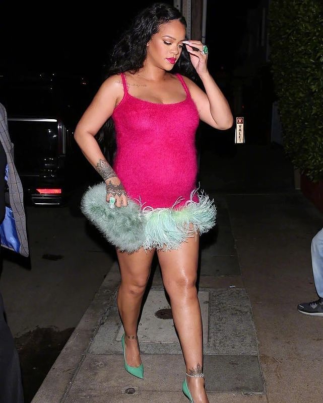 孕妈蕾哈娜太敢穿！穿桃红色吊带裙像个球，8个月孕肚勒着不难受 - 6