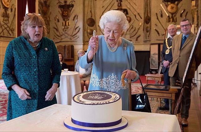 95岁英国女王庆祝登基70周年！穿斗篷大衣亮相，拄着拐杖消瘦好多 - 13