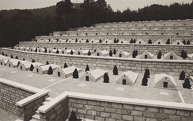 1952年，黄炎培到烈士陵园祭拜儿子，为何看到墓碑后却动了怒？ - 1