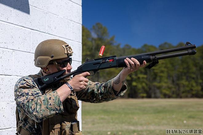 美国海军陆战队M1014半自动霰弹枪实弹训练 竟然还有娱乐项目 - 5