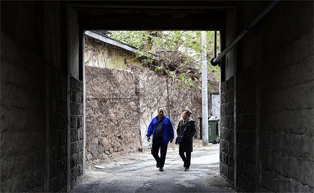 山东一家12口住日军炮楼58年，因墙体太厚，光通暖气就通了20年 - 4