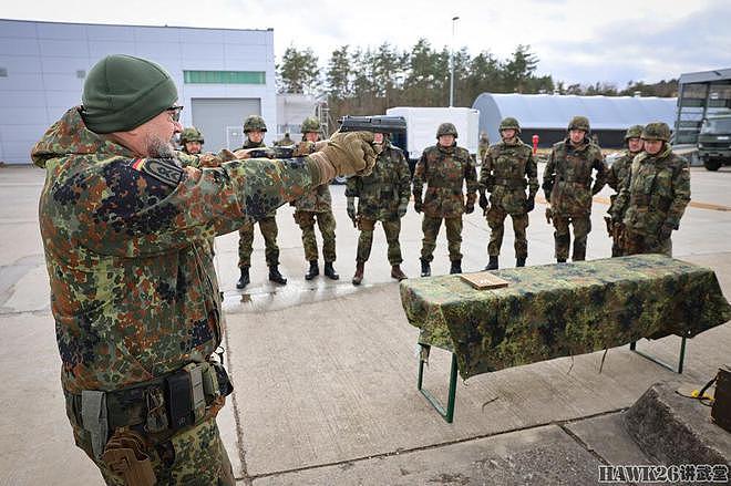 德军国土安全部队手枪实弹训练 教官全程陪同“描边大师”显身手 - 1