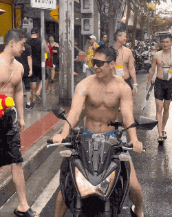 泰国泼水节男女上演狂野盛宴，场面一度失控... - 15